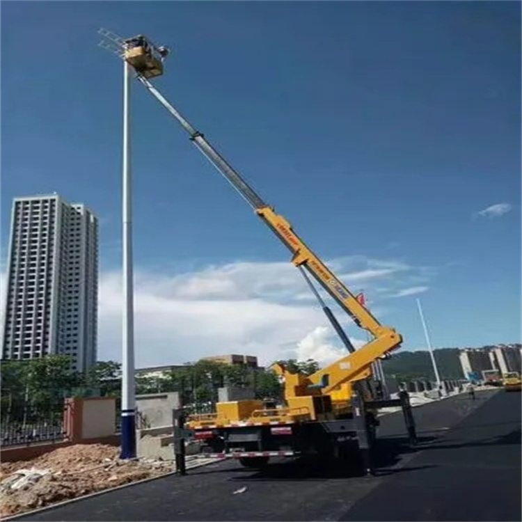 济南天桥维修路灯的曲臂升降车出租